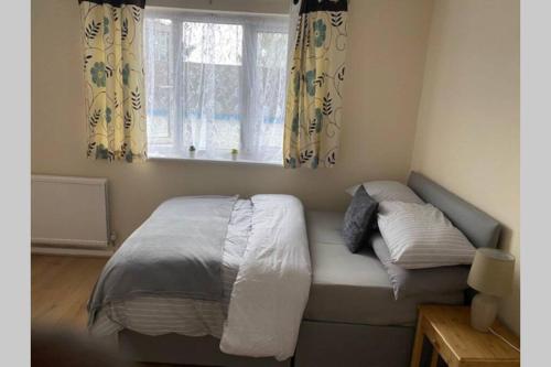 Cama o camas de una habitación en A beautiful modern home close to Central London