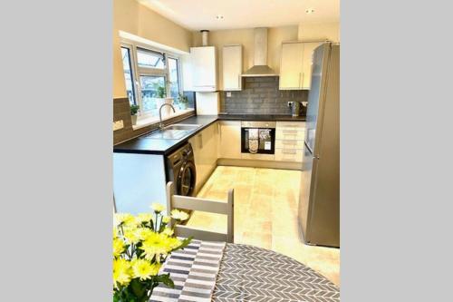 A kitchen or kitchenette at A beautiful modern home close to Central London