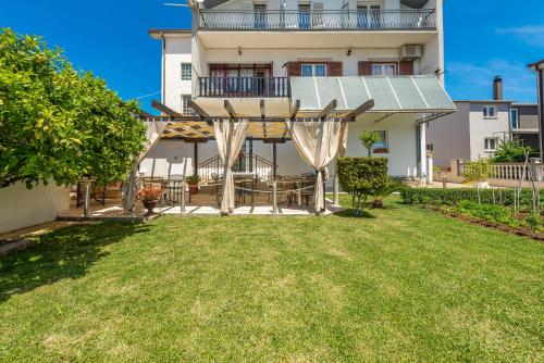 a house with a gazebo in the yard at Bed & Breakfast Maki in Biograd na Moru