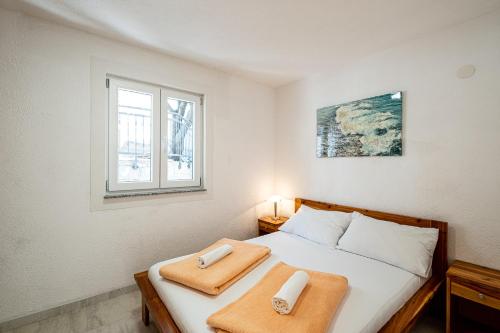 Posteľ alebo postele v izbe v ubytovaní Apartments Matea with Pool and sea view