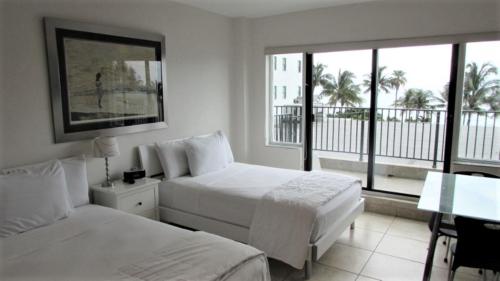 Ένα ή περισσότερα κρεβάτια σε δωμάτιο στο Ocean Front Casablanca Studios with FULL KITCHENS & Beach access By BL Rentals