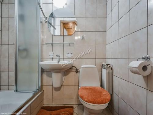 uma casa de banho com um WC, um lavatório e um chuveiro em u Marii Gał em Leśnica