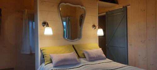 Ліжко або ліжка в номері Charming Cottage