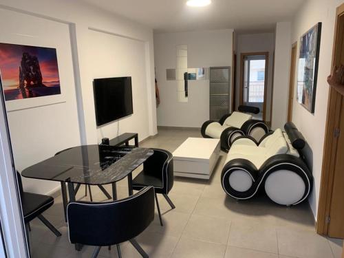 甘迪亞的住宿－Apartamento "Pedro" 250 m de la playa，客厅配有桌椅