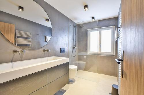uma casa de banho com um lavatório e um espelho em Hollandia 18 em Riederalp