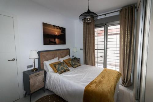 Ένα ή περισσότερα κρεβάτια σε δωμάτιο στο LUXURY 3 BED, 2 BATH DETACHED VILLA, PRIME LOCATION, ONLY 400 MTRS TO THE BEACH
