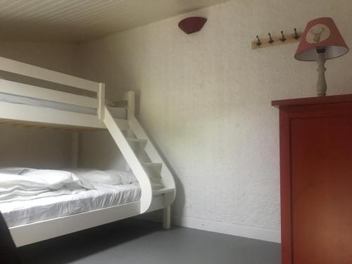 Letto a castello bianco in una camera con lampada di Cocooning Auvergnat a La Bourboule