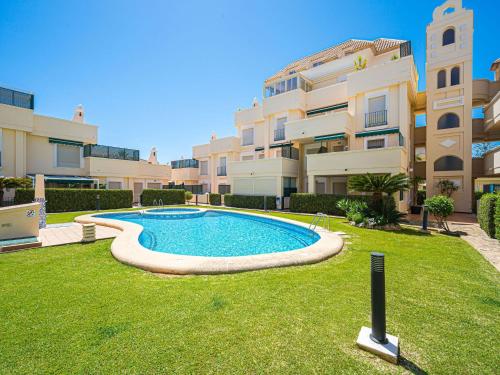 een zwembad in een tuin voor een gebouw bij Apartment with pool in Urb Medina del Sol in Denia