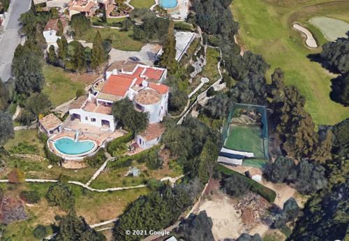 an aerial view of a mansion with a swimming pool at Casa do Milho in Carvoeiro