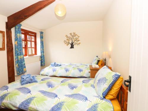 sypialnia z łóżkiem i drzewem na ścianie w obiekcie The Shippen w mieście Northleigh