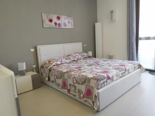 1 dormitorio con cama con edredón en Casa CALCUTTA - IUN Q3398, en Olmedo
