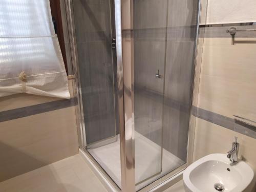 y baño con ducha y lavamanos. en Casa CALCUTTA - IUN Q3398, en Olmedo