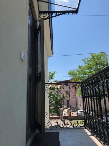 - un balcon dans un bâtiment avec un portail et une terrasse couverte dans l'établissement Venice View Guesthouse, à Marghera