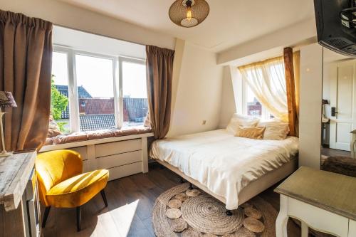 - une chambre avec un lit et une fenêtre dans l'établissement Mylos Studios, à Alkmaar