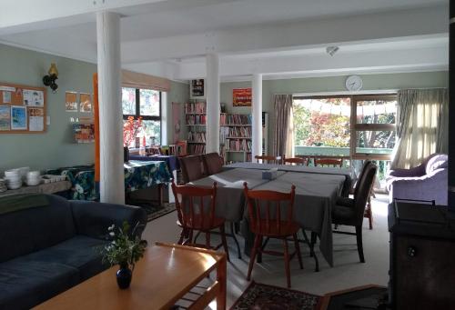 un soggiorno con tavolo e sedie di Mahamudra Buddhist Centre a Colville