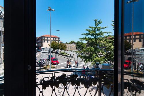 balcone con vista su una strada della città. di Oporto Near Center a Porto