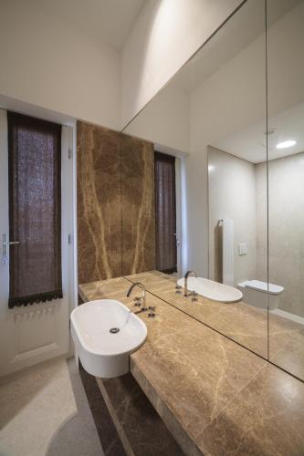 a bathroom with two sinks and a large mirror at Villa Csonka by Privo in Târgu-Mureş