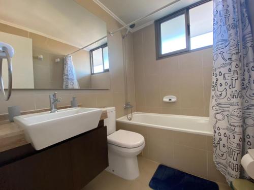 a bathroom with a sink and a toilet and a tub at Departamento Céntrico Full equipado in Copiapó