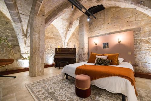 Postel nebo postele na pokoji v ubytování L'Autel La Crypte Mystérieuse de Rouen - sauna & balnéo