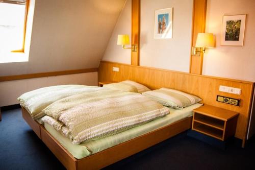A bed or beds in a room at Zur frischen Quelle