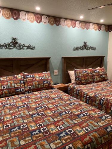 two beds in a hotel room with two beds at Horseshoe Riverside Lodge in Canyon Lake