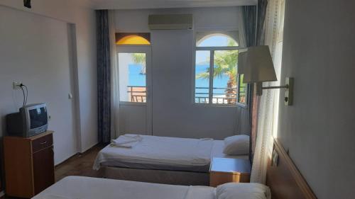 Ένα ή περισσότερα κρεβάτια σε δωμάτιο στο SERİN HOTEL