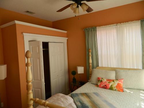 um quarto com uma cama e uma ventoinha de tecto em Marie@305 em Savannah
