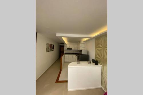 a room with a white counter and a kitchen at Espectacular apto amoblado, bien ubicado 3 piso in Manizales