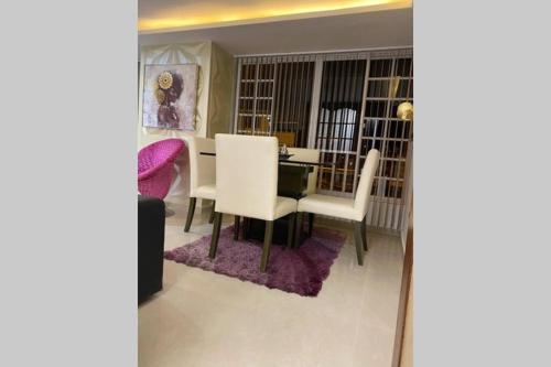 jadalnia ze stołem i białymi krzesłami w obiekcie Espectacular apto amoblado, bien ubicado 3 piso w mieście Manizales
