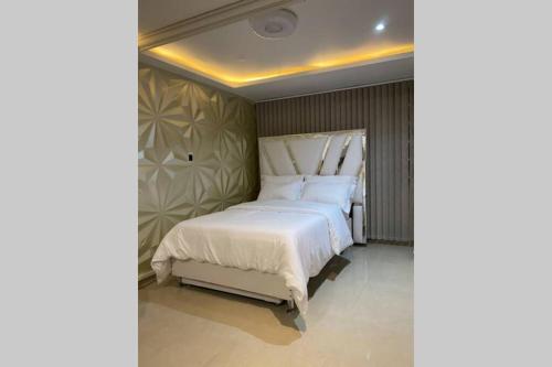 una camera da letto con un grande letto con lenzuola bianche di Espectacular apto amoblado, bien ubicado 3 piso a Manizales