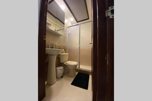 y baño con aseo y lavamanos. en Espectacular apto amoblado, bien ubicado 3 piso, en Manizales