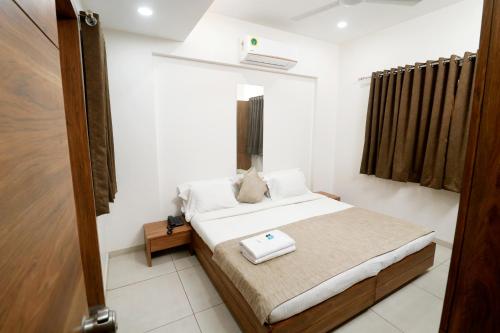 Postel nebo postele na pokoji v ubytování Nova Sahaj Residency