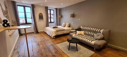 un salon avec un canapé et un lit dans l'établissement Les Chemins d'Elika, à Saint-Jean-Pied-de-Port