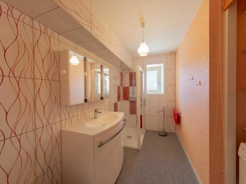 ein Bad mit einem Waschbecken und einem Spiegel in der Unterkunft Gîte Aschères-le-Marché, 4 pièces, 6 personnes - FR-1-590-17 