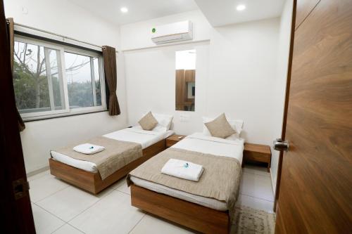 Postel nebo postele na pokoji v ubytování Nova Sahaj Residency