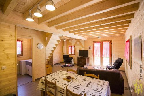 une chambre avec une table et un escalier dans une cabine dans l'établissement Chalet des Noisettes, à Murol