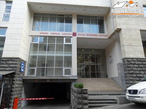 un edificio con entrada a la entrada principal en BC Apartments en Tiflis