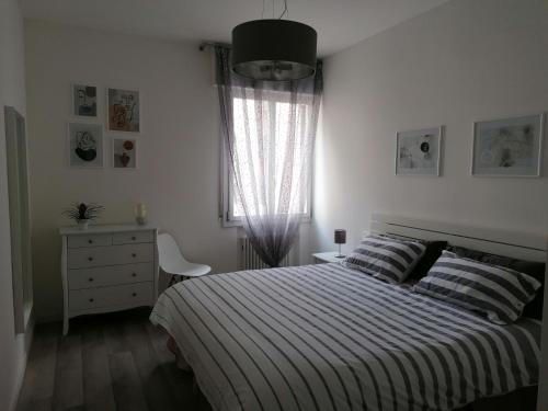 1 dormitorio con 1 cama, vestidor y ventana en ANGELA GUEST HOUSE in centro storico, en Conegliano