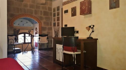 a room with a desk and chairs in a room at TORRE FUERTE Siglo XIII in Baños de Rioja