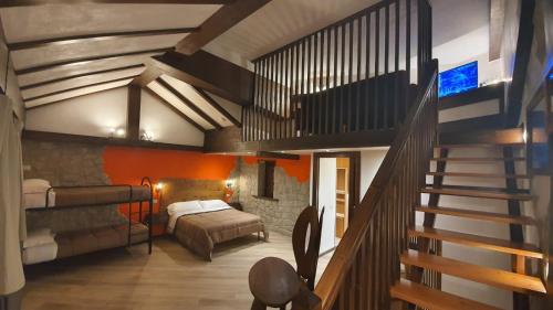 ein Schlafzimmer mit einer Treppe und einem Bett in einem Zimmer in der Unterkunft B&B Chalet in Abetone