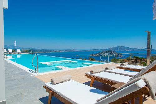 MarathiasにあるVilla Despina - Marathia View Private Luxury Villaの水辺の景色が見えるプール