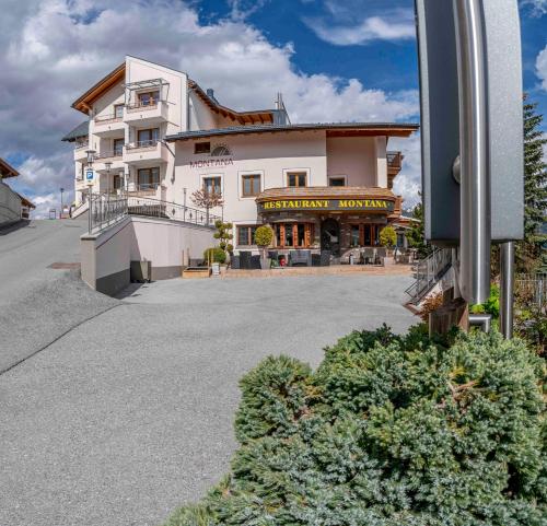 a building on a street in front of a building at Hotel Montana in Fiss