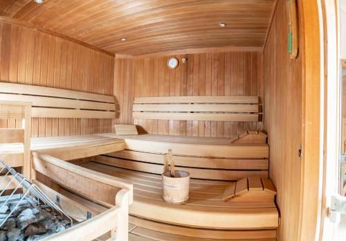 a wooden sauna with two saucers at Hotel Montana in Fiss