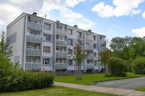 カロリンカにあるApartmán Lydieの白いアパートメントの建物
