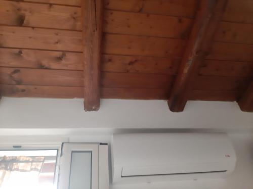 Camera con soffitto in legno. di Miniappartamento' Mare e sole Lascari Cefalù a Lascari