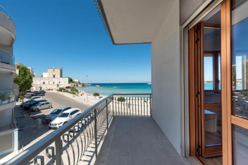 einen Balkon mit Blick auf den Strand in der Unterkunft Appartamenti fronte mare Otranto in Otranto