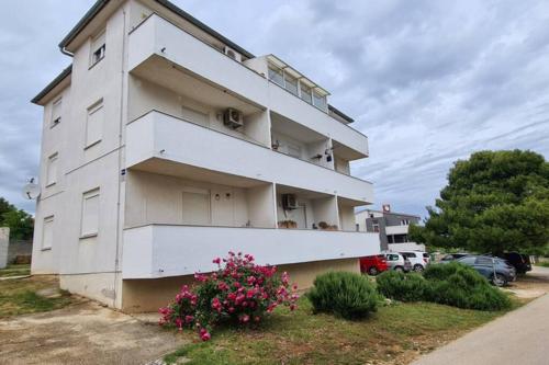 un edificio bianco con balcone sul lato di Apartment Red wine a Ližnjan (Lisignano)