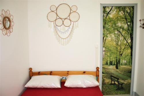 een slaapkamer met een bed met 2 kussens en een raam bij RIBES - Chalet Gîte au coeur de la nature in Sournia