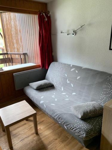 een klein bed in een kamer met een raam bij Le Prarion 2 in Les Houches