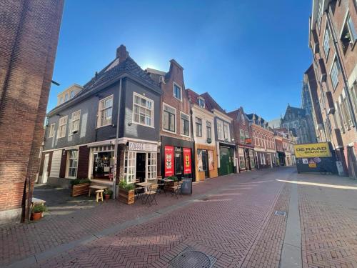 Tiny Private City Rooms Haarlem في هارلم: شارع فاضي في مدينه فيها مباني